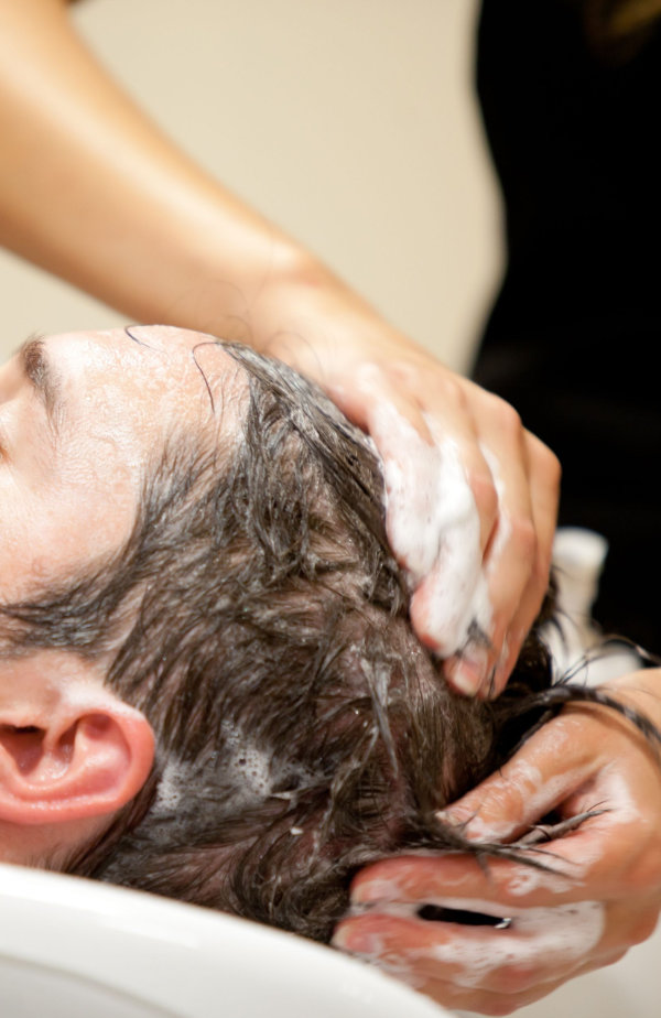 Fryzjer myje włosy